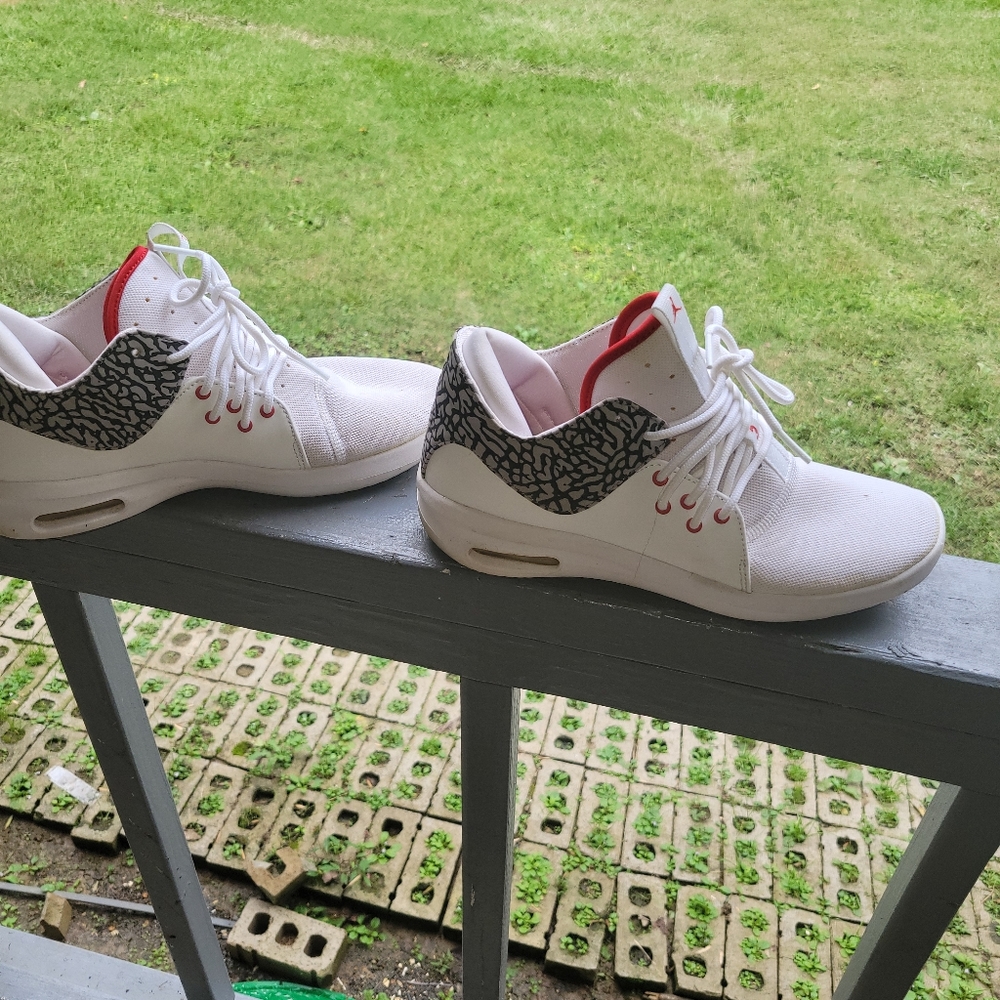 Nike Size 7y white, black & red Jordan